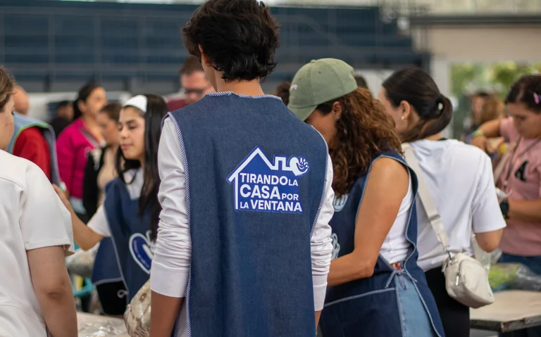 Tirando la casa por la ventana