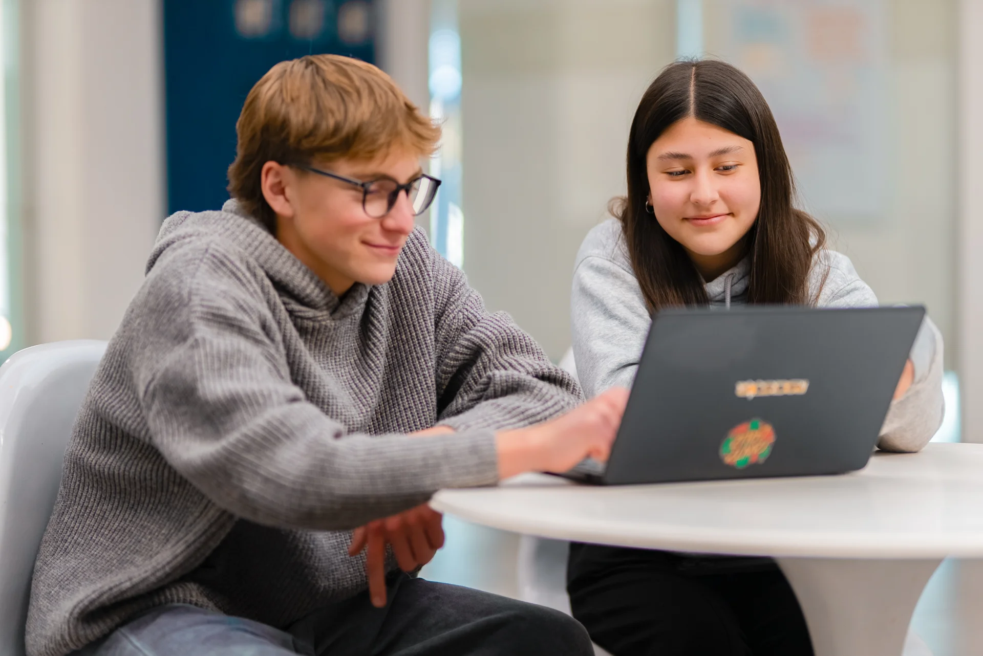 Solicita información